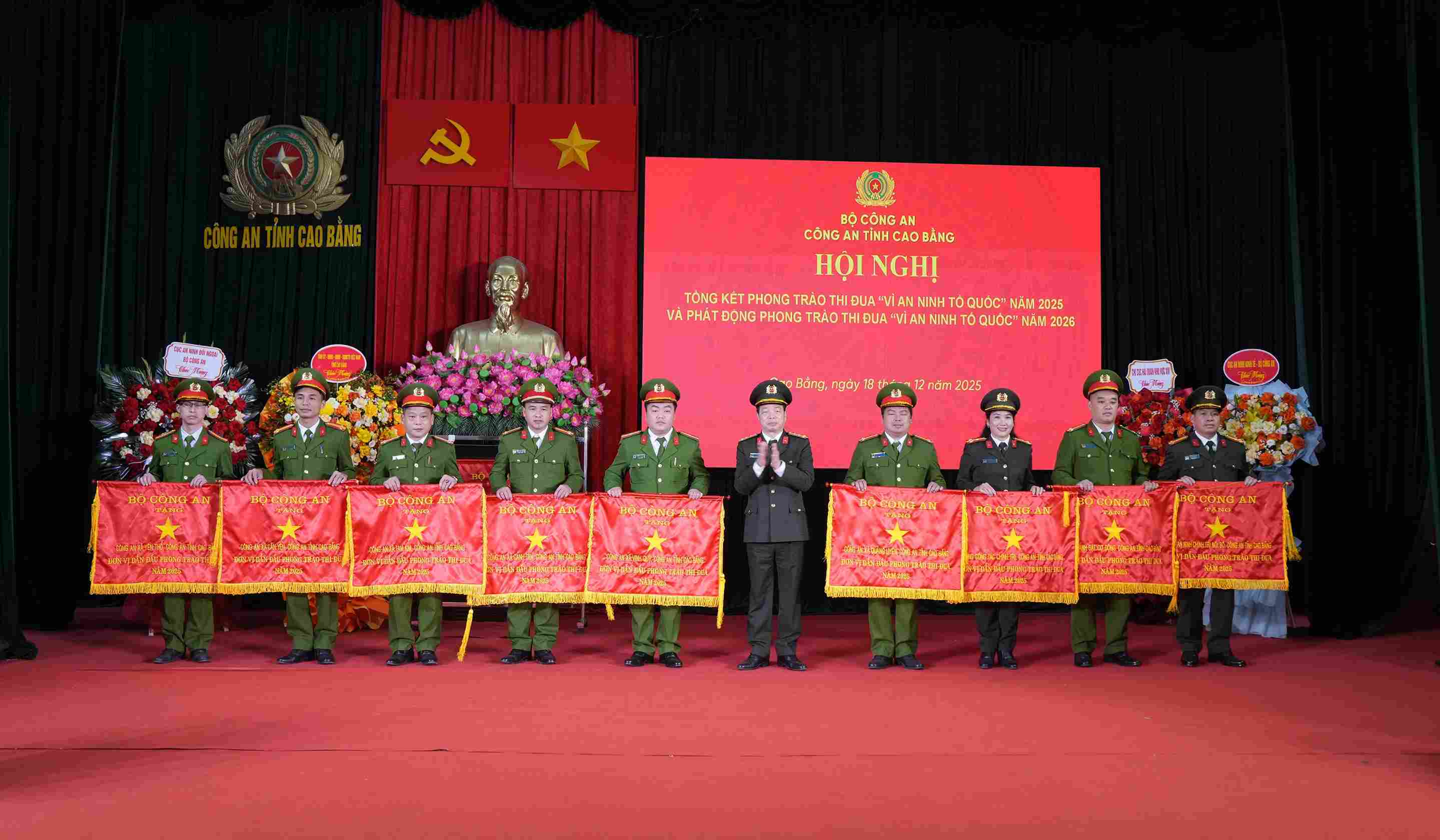 Colonel Nguyen Quang Vinh - Director of Cao Bang Provincial Police Department awarded the Emulation Flag of the Ministry of Public Security to collectives with outstanding achievements in the emulation movement "For National Security" in 2025. Photo: Cao Bang Police