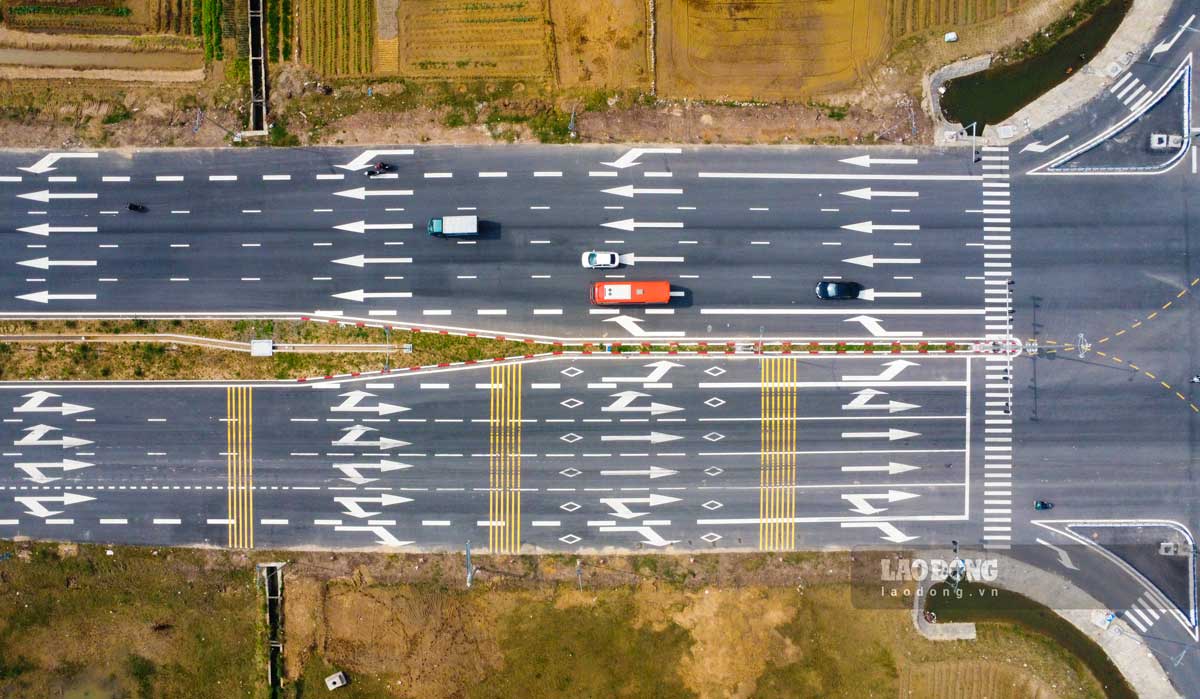 The new Nam Dinh - Lac Quan - coastal road has 8 lanes. Photo: Luong Ha