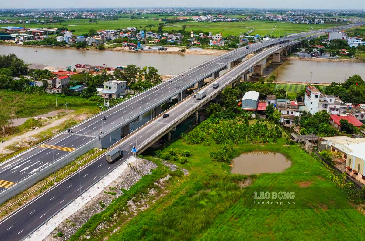 Cau Lac Quan la cong trinh cau lon tren tuyen. Cau duoc cai tao tu cau Lac Quan cau cu thanh 3 lan xe, dong thoi xay dung them mot cau moi song song (dai 508,8m, rong 17m) voi 4 lan xe, bac qua song Ninh Co.