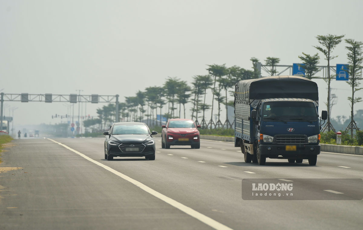 Cac phuong tien luu thong tren tuyen duong. Anh: Luong Ha