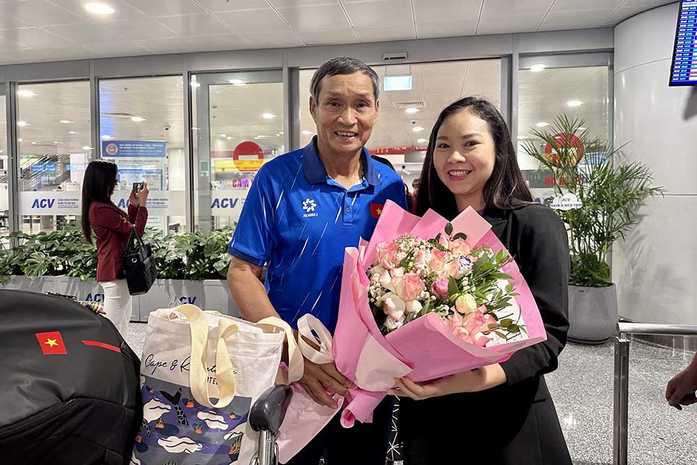 Pho Tong thu ki Lien doan bong da Viet Nam Dinh Thi Thu Trang don doi tuyen nu Viet Nam tai san bay. Anh: VFF