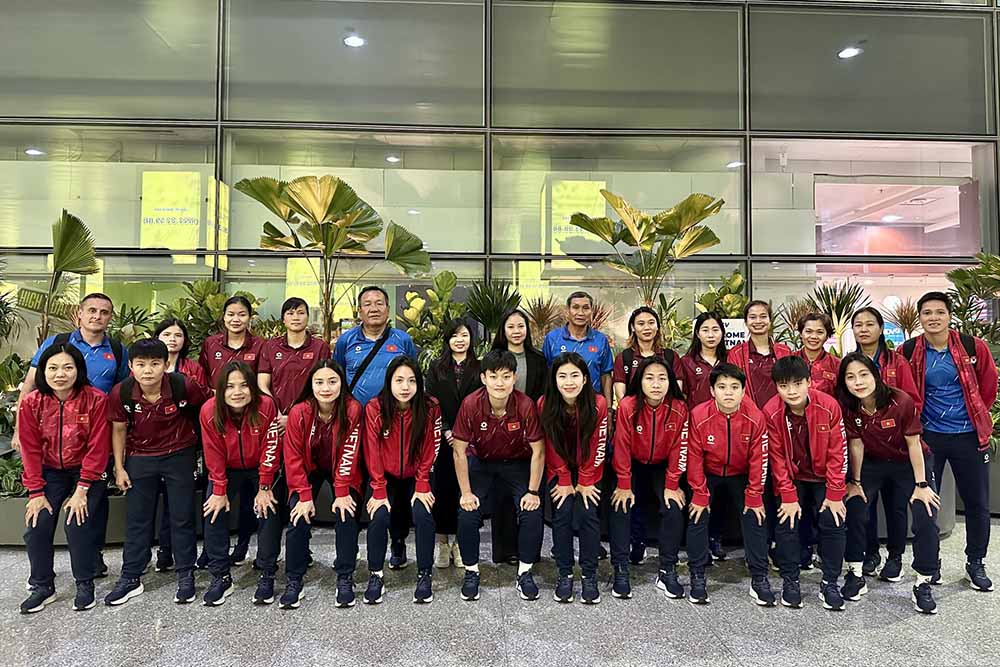 The Vietnam women's team returned home on the afternoon of December 18. Photo: VFF