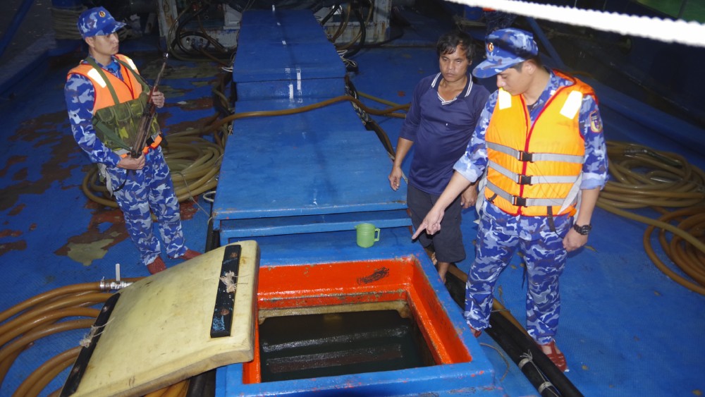 Lực lượng chức năng Bộ Tư lệnh Vùng Cảnh sát biển 4 kiểm tra phát hiện tàu cá chở hơn 200.000 lít dầu DO trái phép. Ảnh: Đức Thái