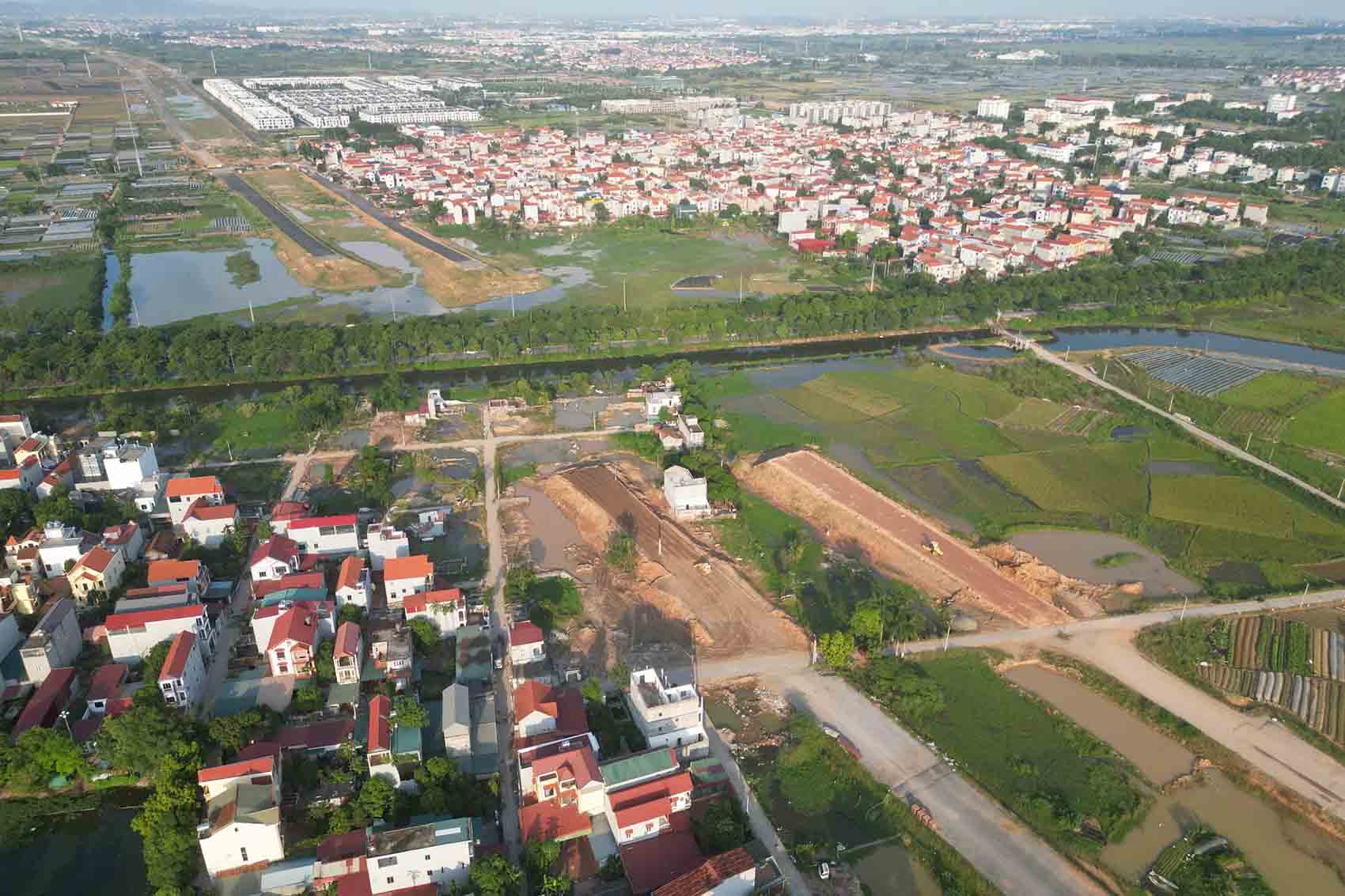 The parallel road of Ring Road 4 through Hanoi is under construction. Photo: Song Huu