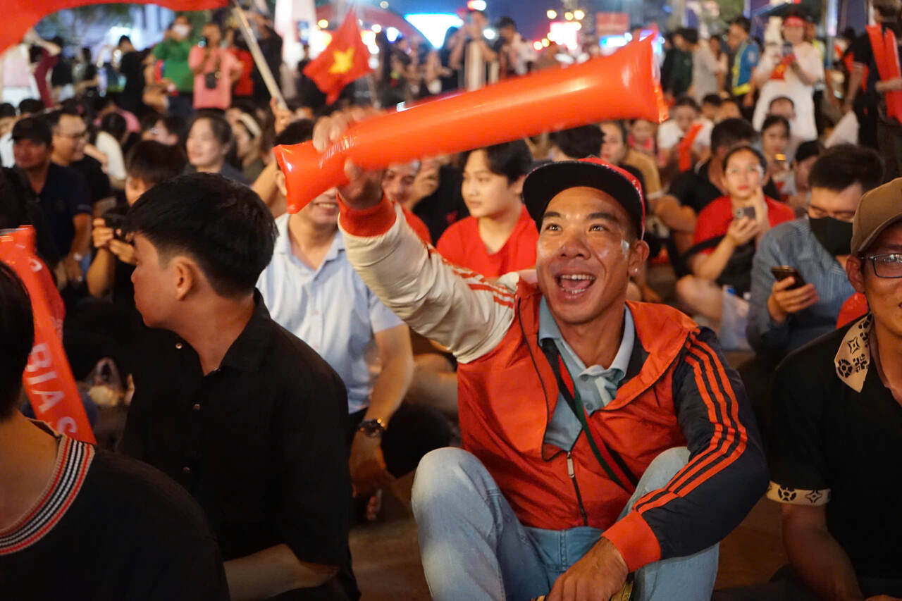 Fans flock to Le Loi Street in Ho Chi Minh City, cheering to cheer on U22 Vietnam in the final match