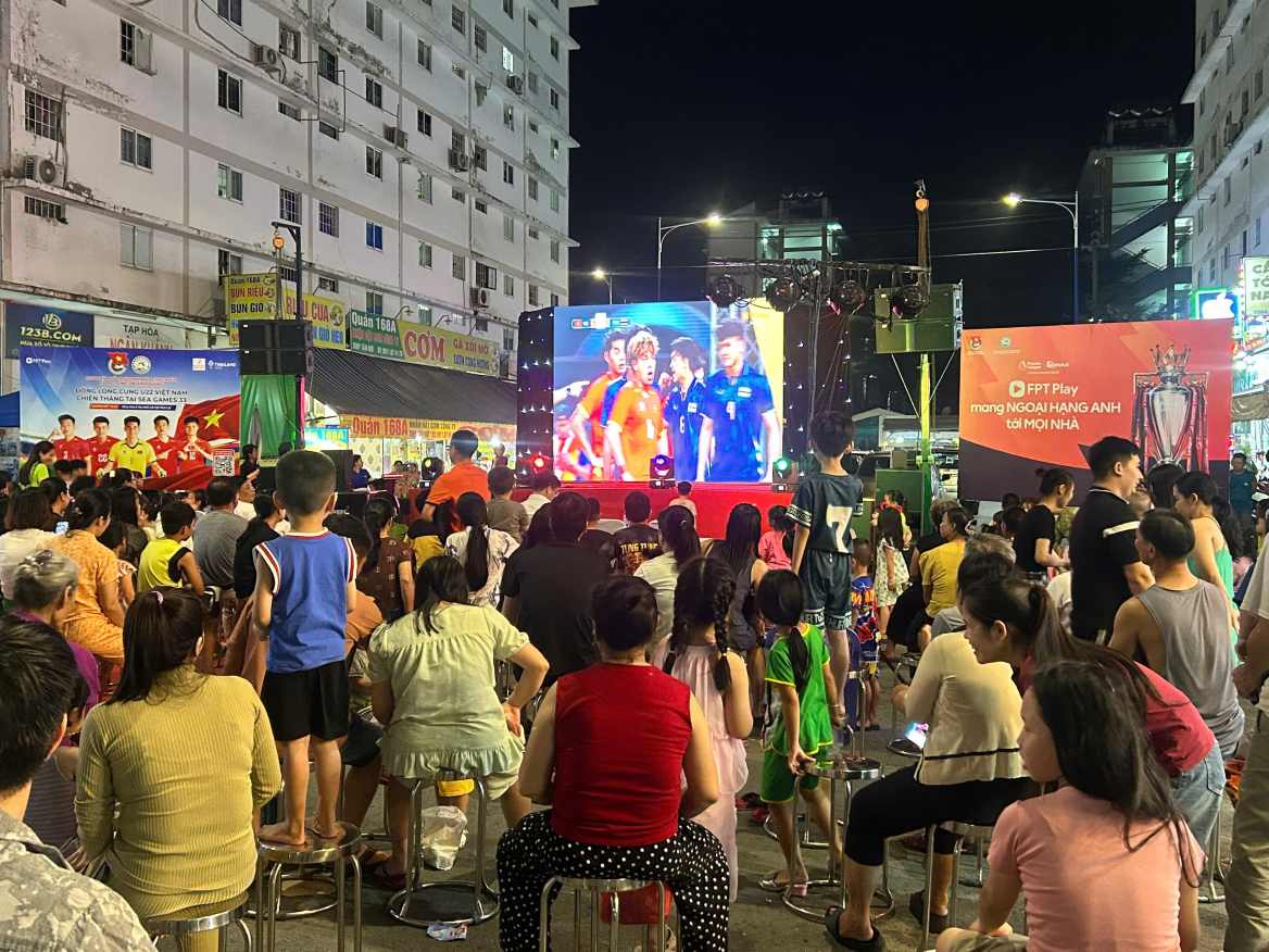 Thanh nien cong nhan cung xem bong da co vu cho doi tuyen Viet Nam. Anh: Huu Long