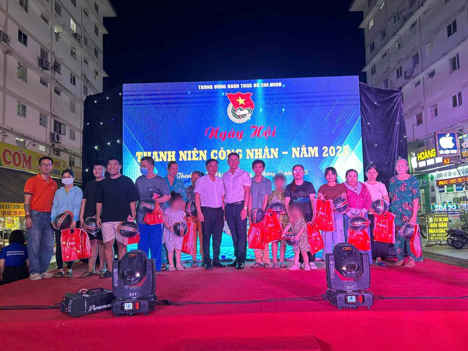 Ban to chuc da trao nhieu phan qua ho tro thanh nien cong nhan kho khan. Anh: Huu Long