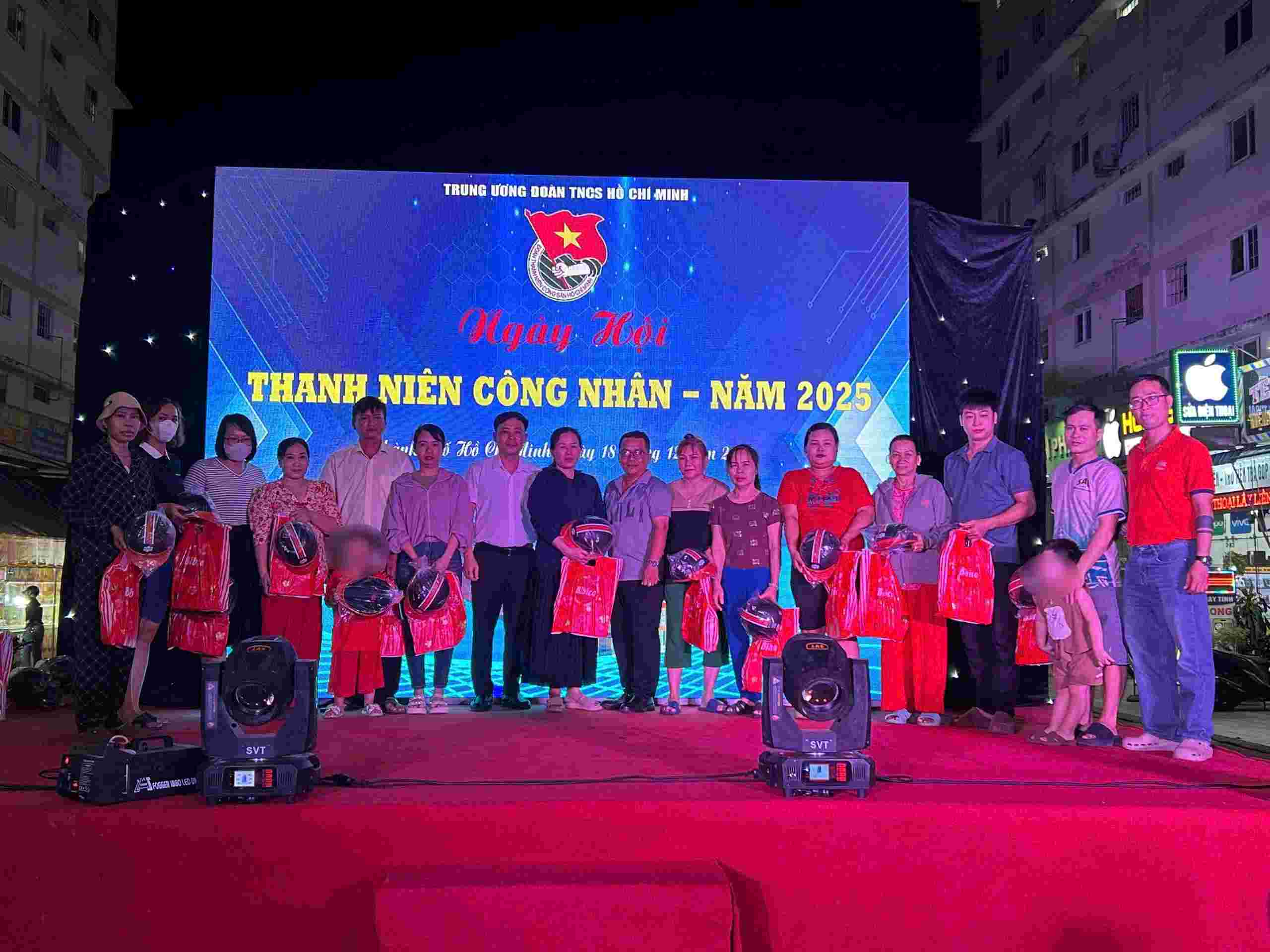 Young workers watching the football final receive gifts. Photo: Dinh Trong