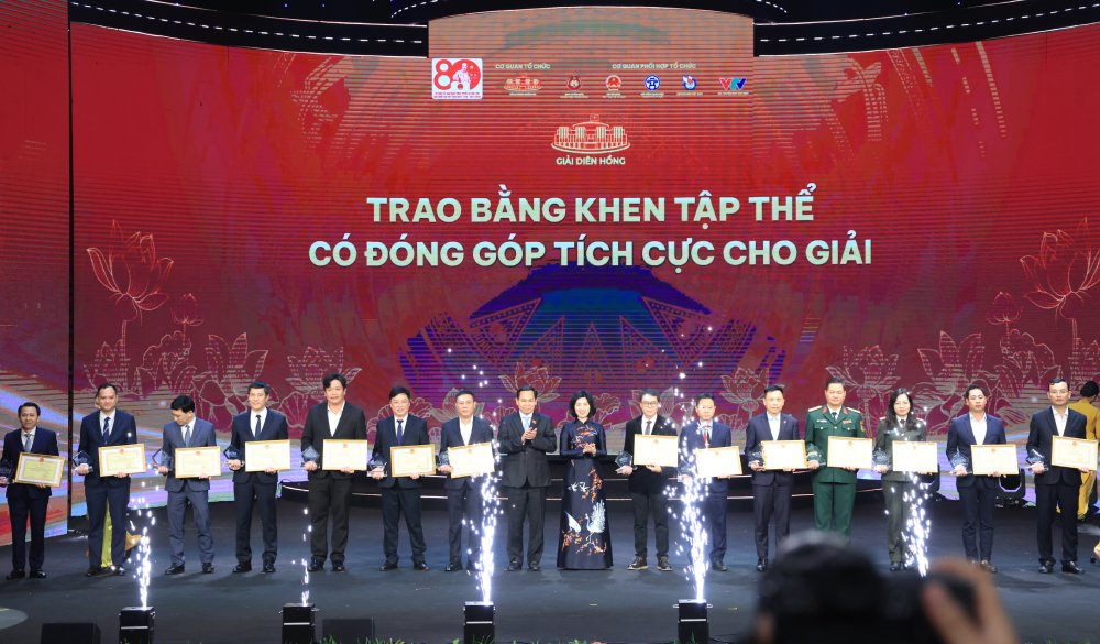 Lao Dong Newspaper is honored to be one of the typical collectives receiving a Certificate of Merit from the National Assembly Office for its positive contributions to the Red Cross. Photo: Tuan Anh