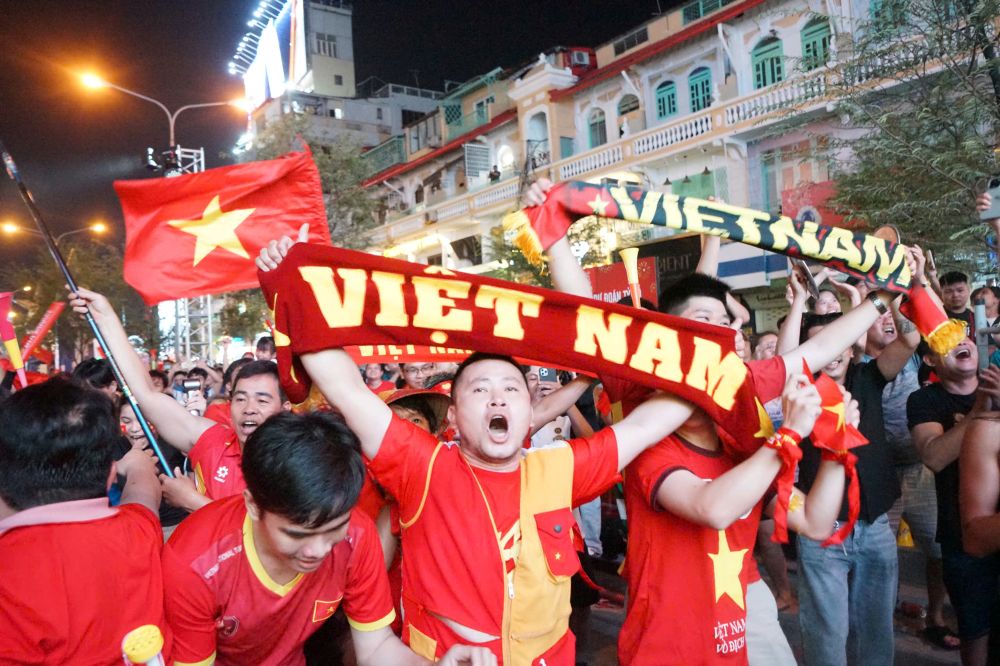 Cac co dong vien moi lua tuoi hoa chung dong nguoi an mung chien thang lich su cua doi nha. Ảnh: Thai Bao