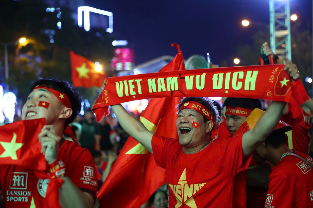 Niem hanh phuc tot do cua cac co dong vien khi chung kien man loi nguoc dong cua doi tuyen Viet Nam. Anh: Thai Bao