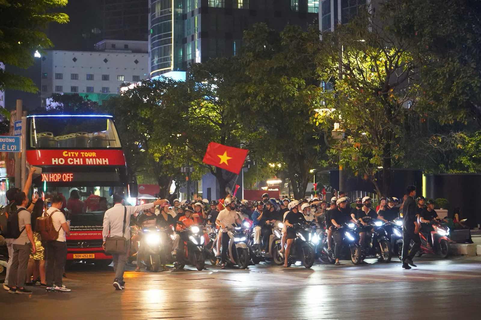 Dong phuong tien nghiem chinh chap hanh tin hieu den giao thong trong khi di bao. Anh: Anh Tu