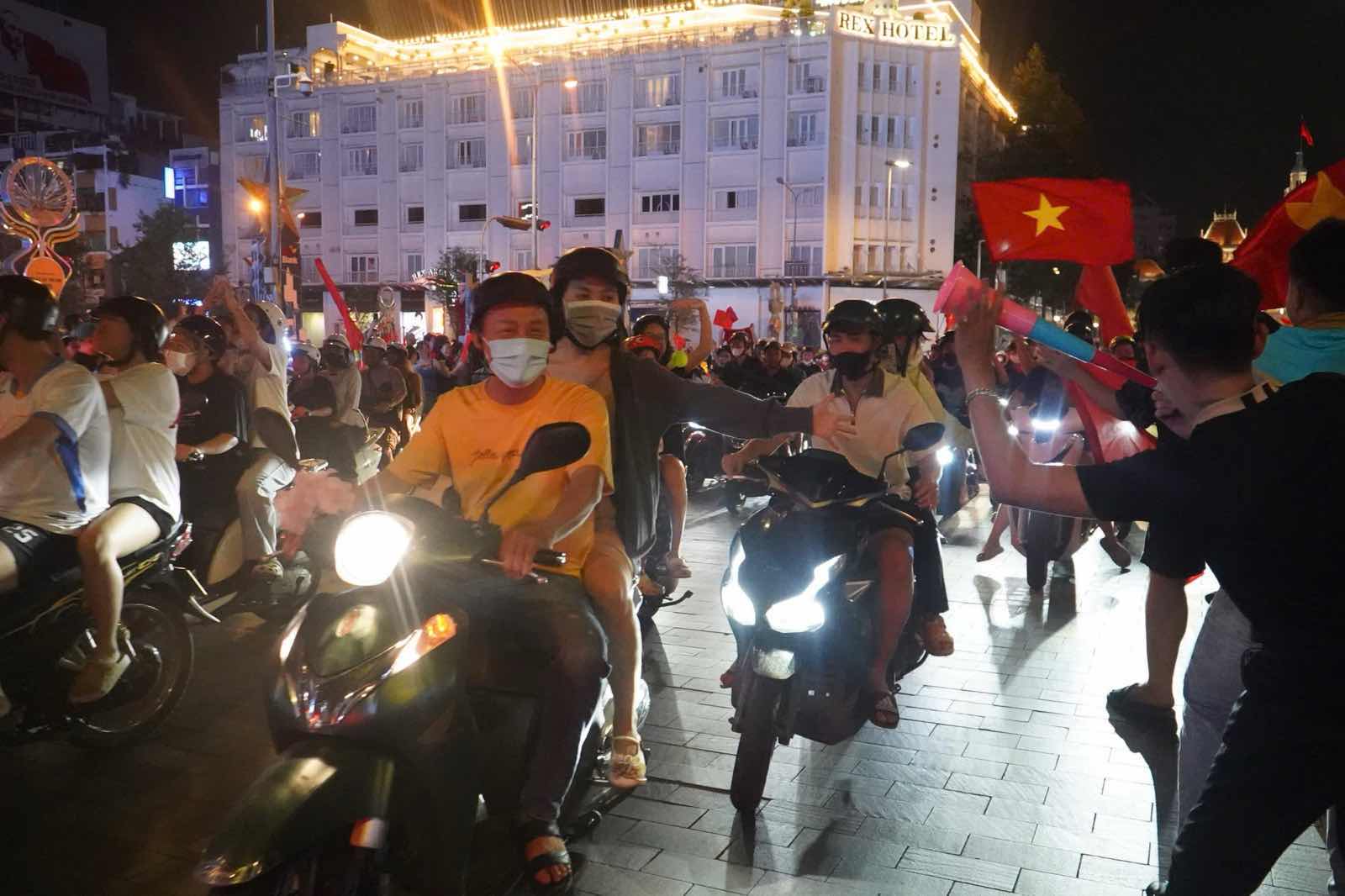 Dong nguoi ken dac tai pho di bo Nguyen Hue (TPHCM) trong dem U22 Viet Nam vo dich bong da nam SEA Games 33. Anh: Anh Tu