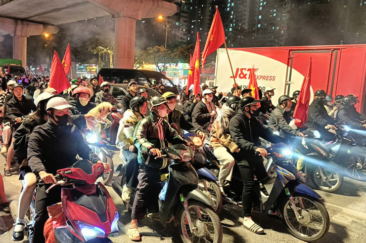 Khoang 22h27, tai khu vuc Cau Dien - Ho Tung Mau rat dong nguoi dan do ra duong de “di bao” an mung chien thang cua doi tuyen Viet Nam. Anh: Hai Danh