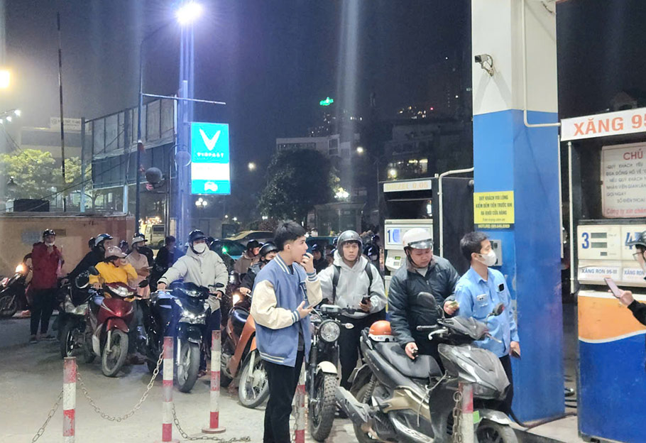 Nguoi dan xep hang do xang tai cay xang gan San van dong My Dinh de chuan bi cho 1 dem di bao. Anh: Tien Ngo