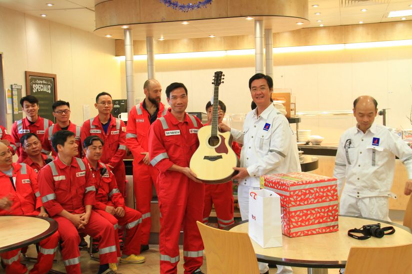 El Sr. Nguyen Manh Kha - Vicepresidente a cargo del Sindicato de Petrovietnam (segundo desde la derecha) entrega regalos a los funcionarios y empleados de la plataforma de procesamiento del Centro Sao Vang - CPP. Foto: CDP