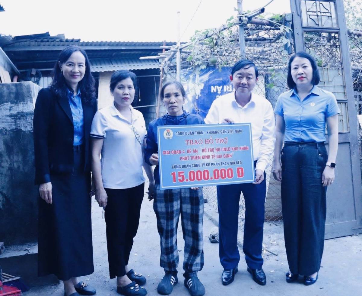 Representantes del Sindicato de la Compañia Anonima de Carbon Nui Beo entregan dinero de apoyo a las trabajadoras para desarrollar la economia familiar. Foto: Sindicato TKV