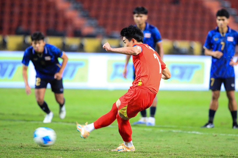 Phut 49, Dinh Bac ghi ban tren cham phat den rut ngan ti so xuong 1-2 cho U22 Viet Nam.