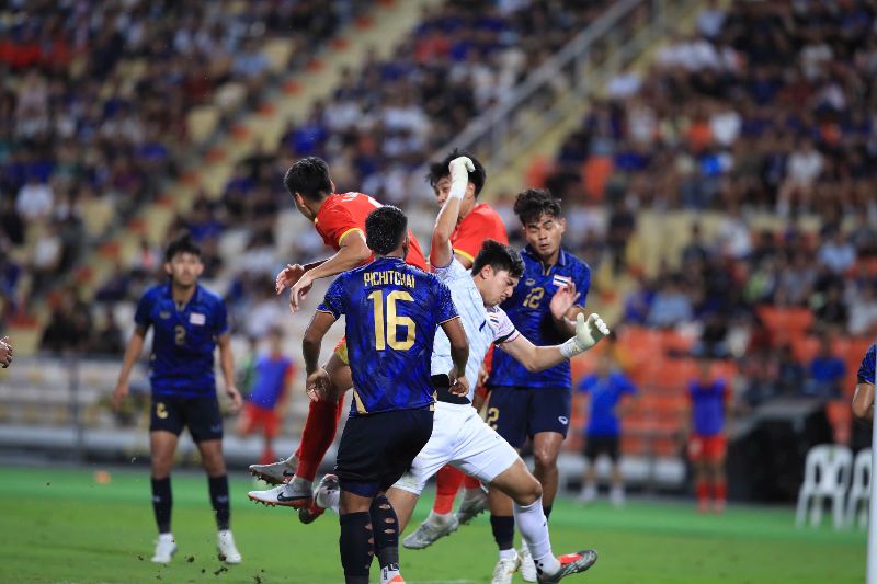 Phut 30, cach biet duoc nhan doi cho U22 Thai Lan. Tu duong phan cong nhanh, Ratree dut diem tu xa danh bai Trung Kien.