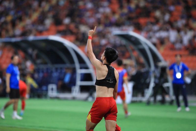 Phut 95, U22 Viet Nam nang ti so len 3-2. Tu cu sut cua Van Thuan bi thu mon Thai Lan can pha, Thanh Nhan bang vao dem bong tung luoi doi phuong.