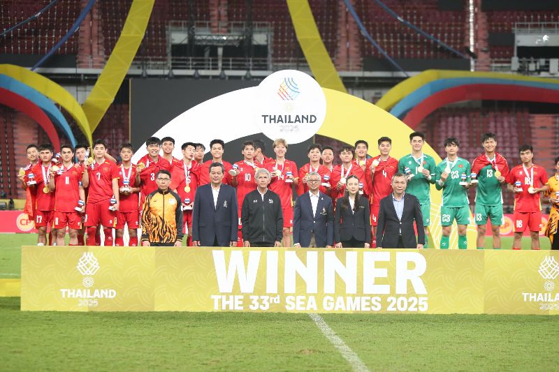 Toan doi an mung chuc vo dich tren dat Thai Lan.