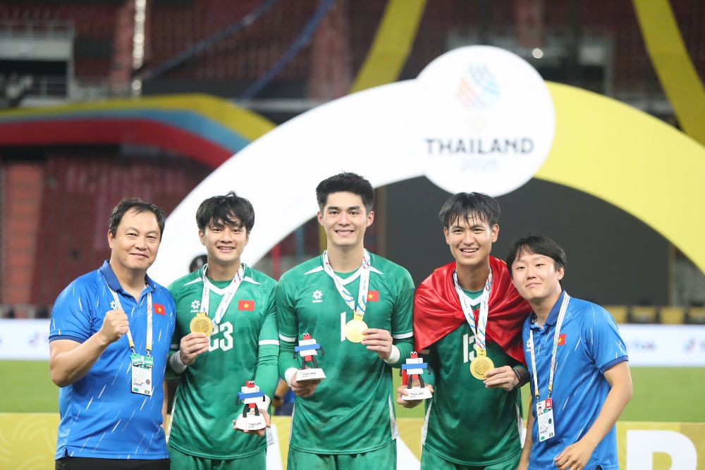 Cac cau thu U22 Viet Nam chup hinh cung huy chuong vang.