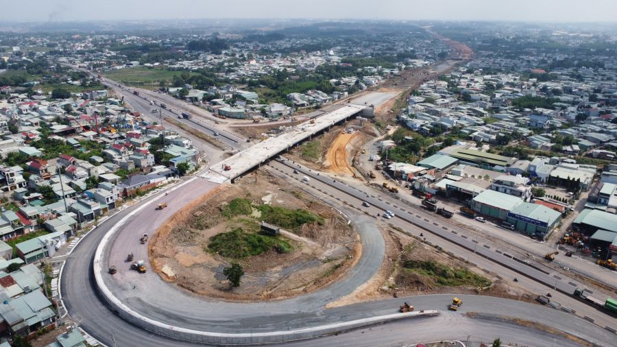 The intersection of Vo Nguyen Giap Street and Bien Hoa - Vung Tau Expressway is taking shape. Photo: Ha Anh Chien