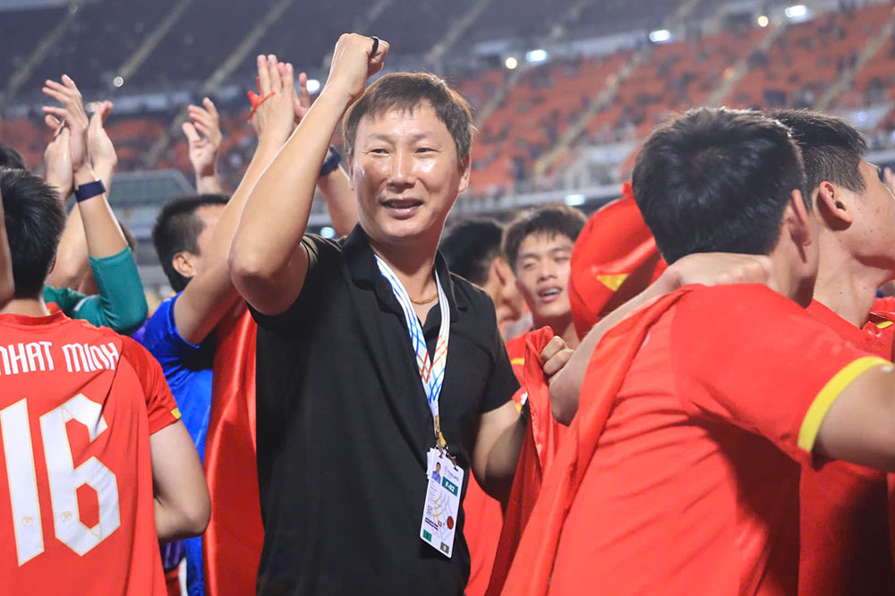 Coach Kim Sang-sik celebrates after winning the gold medal with U22 Vietnam at the 33rd SEA Games. Photo: Minh Dan