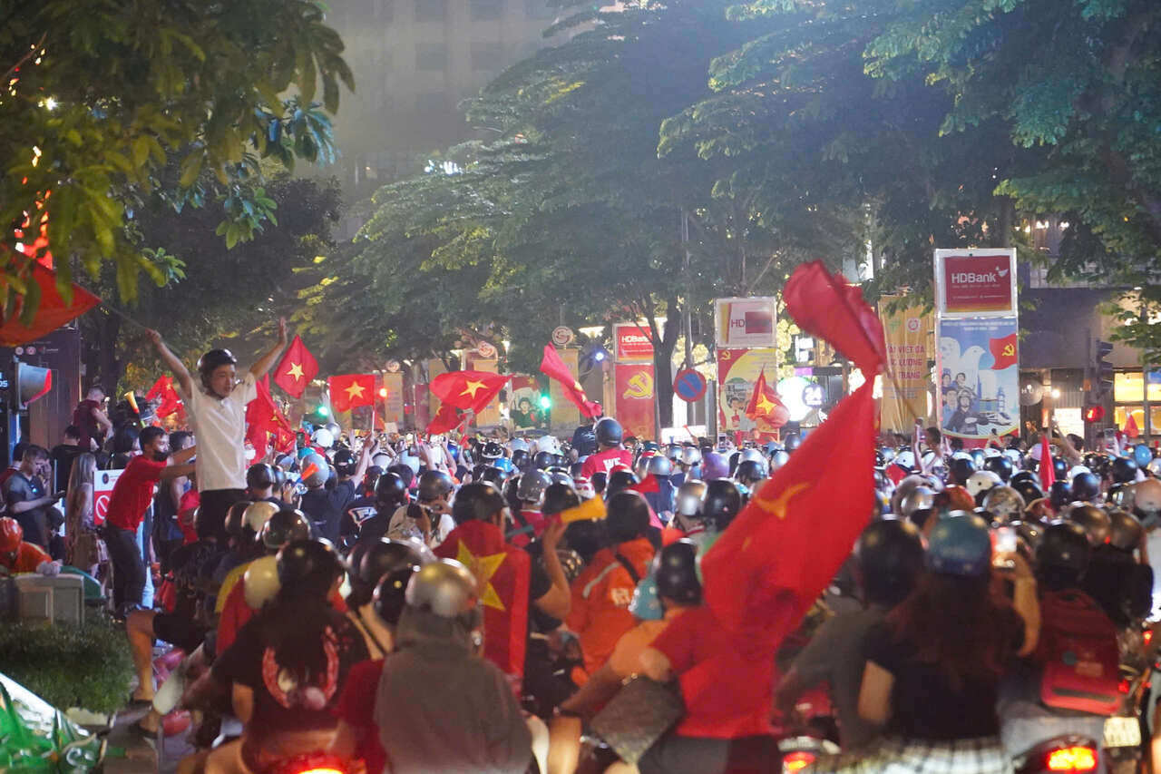 호치민시 U22 베트남의 SEA 게임 33 우승 밤에 떠들썩