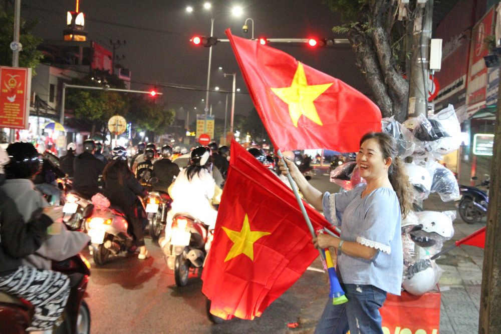 Nhieu tuyen pho ngap tran sac co To quoc, khong khi an mung ron rang. Anh: Thanh Huyen