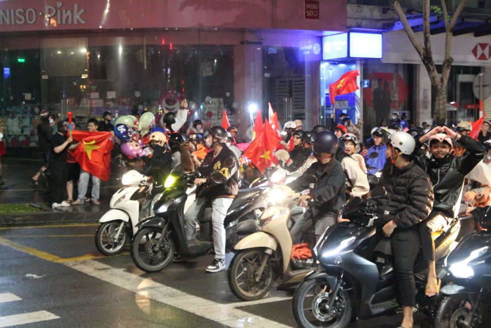 Trong khong khi an mung chien thang, nguoi dan van chap hanh an toan giao thong. Anh: Thanh Huyen