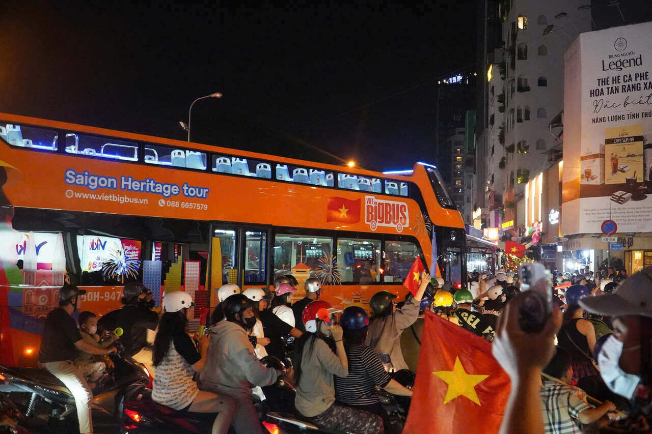 Dong nguoi ken dac tren duong Le Lai trong dem an mung chien thang cua U22 Viet Nam. Anh: Anh Tu