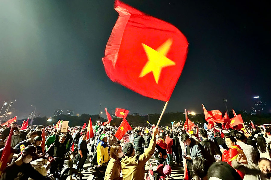 U22 베트남의 승리 후 하노이 거리를 덮은 금성 붉은 깃발