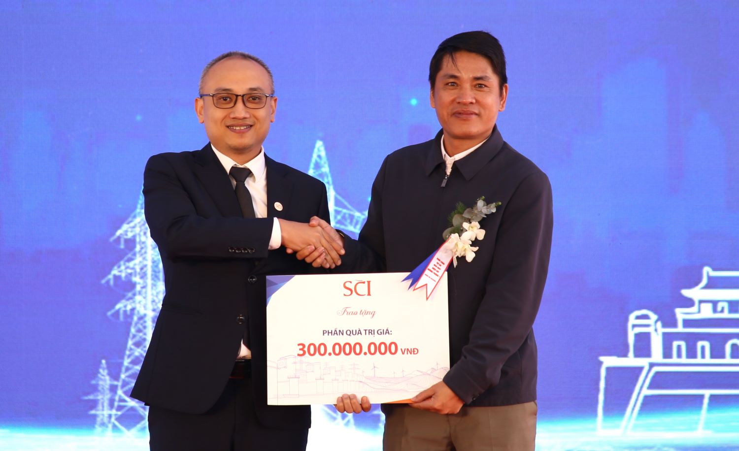 Dai dien xa Huong Phung (phai anh) nhan qua cua don vi thi cong du an nha may dien gio tang cho cac ho gia dinh co hoan canh kho khan va xay dung nha cong dong. Anh: Hung Tho