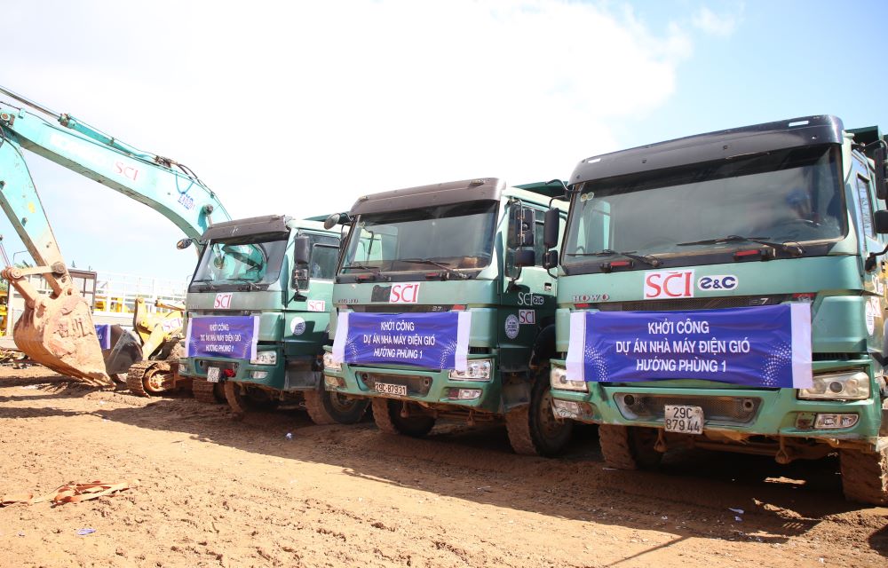 Thiet bi may moc san sang thi cong du an Nha may dien gio Huong Phung 1. Anh: Hung Tho