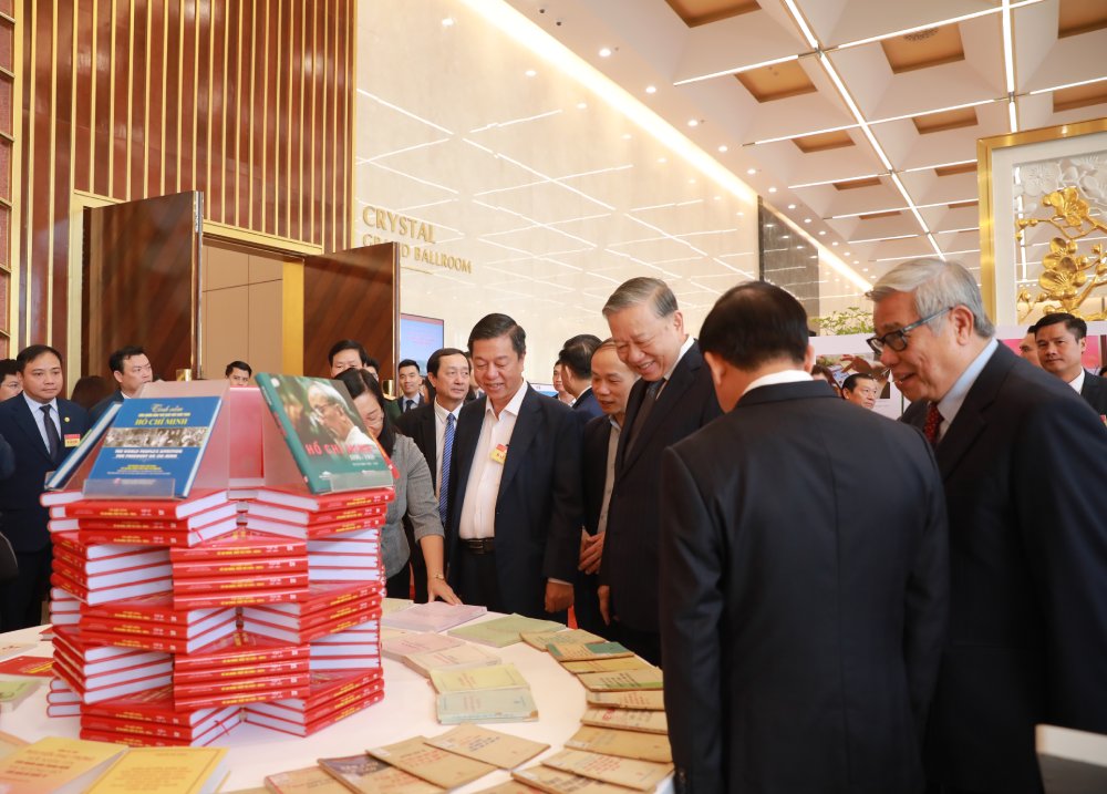Tong Bi thu va cac dai bieu tham quan khu vuc trung bay sach. Anh: Tran Vuong