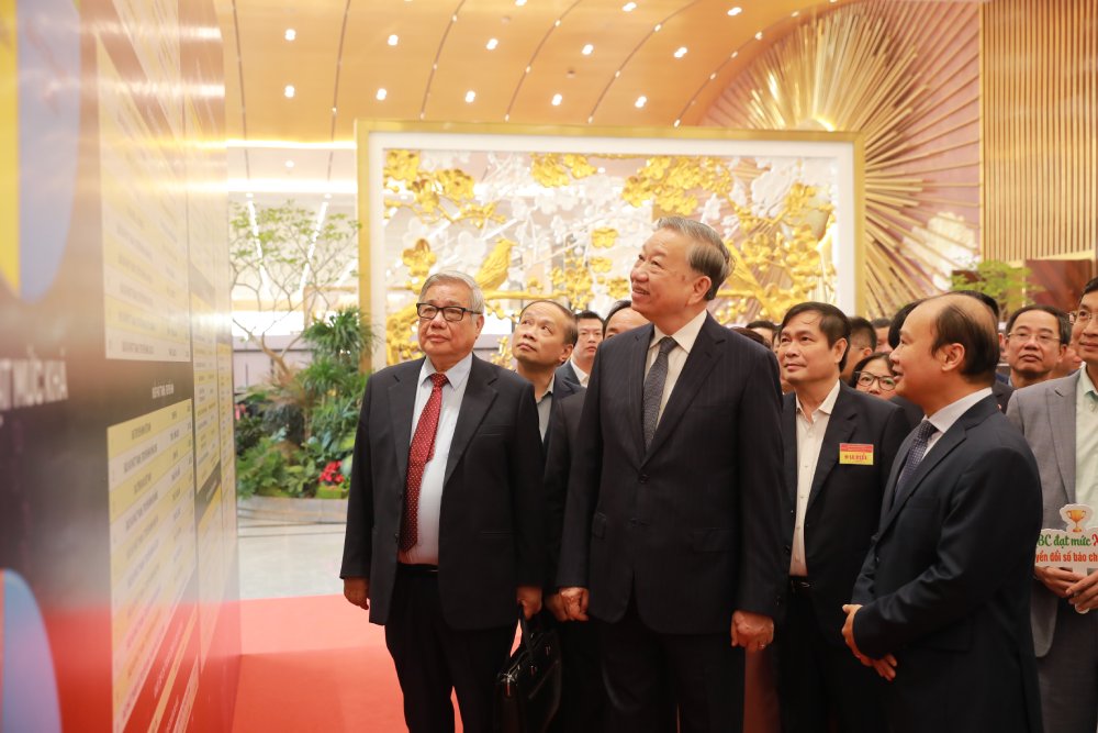General Secretary To Lam and delegates visit the press digital transformation assessment area in 2025. Photo: Tran Vuong