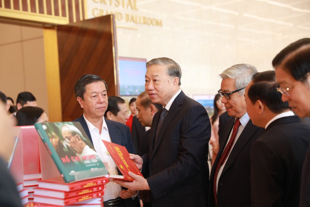 Tong Bi thu To Lam va cac dai bieu tham quan khu vuc trung bay sach tai Hoi nghi. Anh: Tran Vuong