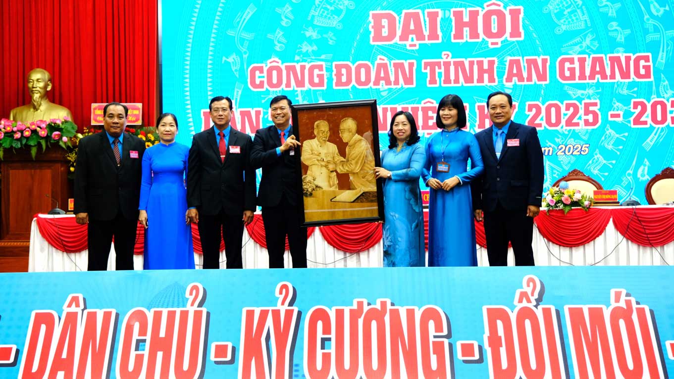 Nhan dip nay, Doan chu tich Tong LDLD Viet Nam co Buc tranh tang Dai hoi. Anh: My Ly