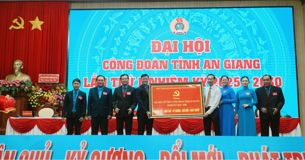 Ban Chap hanh Dang bo tinh An Giang gui toi Dai hoi Buc truong voi dong chu “Doan ket - Dan chu - Ky Cuong - Doi moi - Phat trien”. Anh: Nguyen Anh