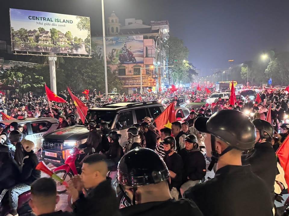 Many central streets in Thanh Vinh ward (Nghe An) were packed with people and vehicles "going stormy" to celebrate the championship of the U22 Vietnam team. Photo: Ngoc Anh
