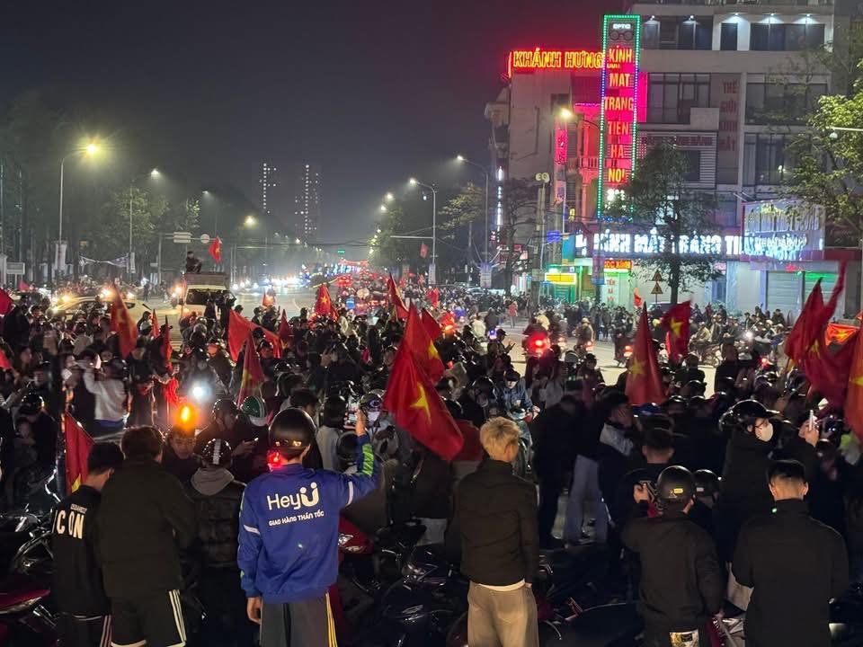 Nguoi dan Nghe An rao ruc niem vui chien thang. Anh: Ngoc Anh