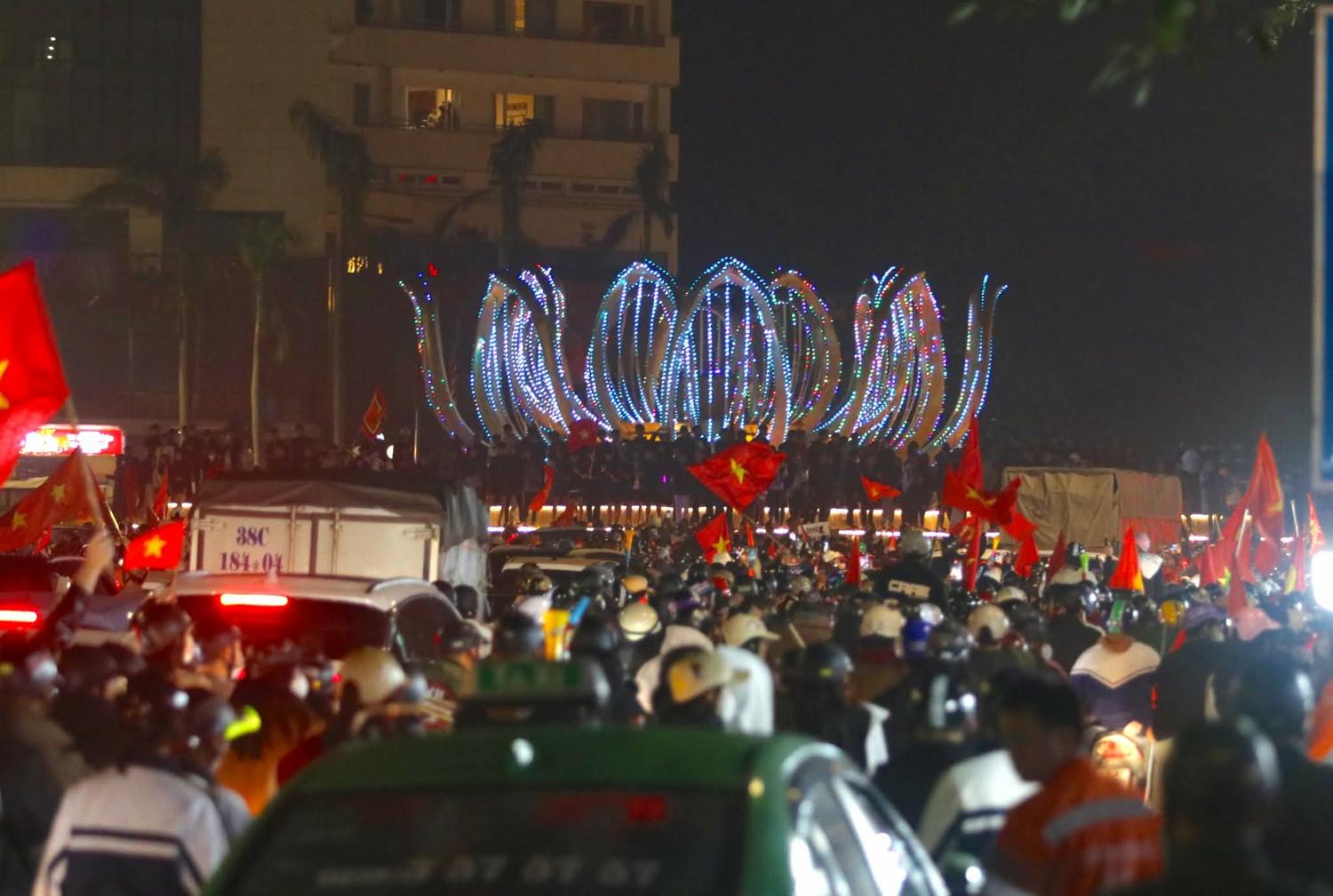 Nhieu tuyen duong o Nghe An chat kin nguoi di an mung. Anh: Ngoc Anh