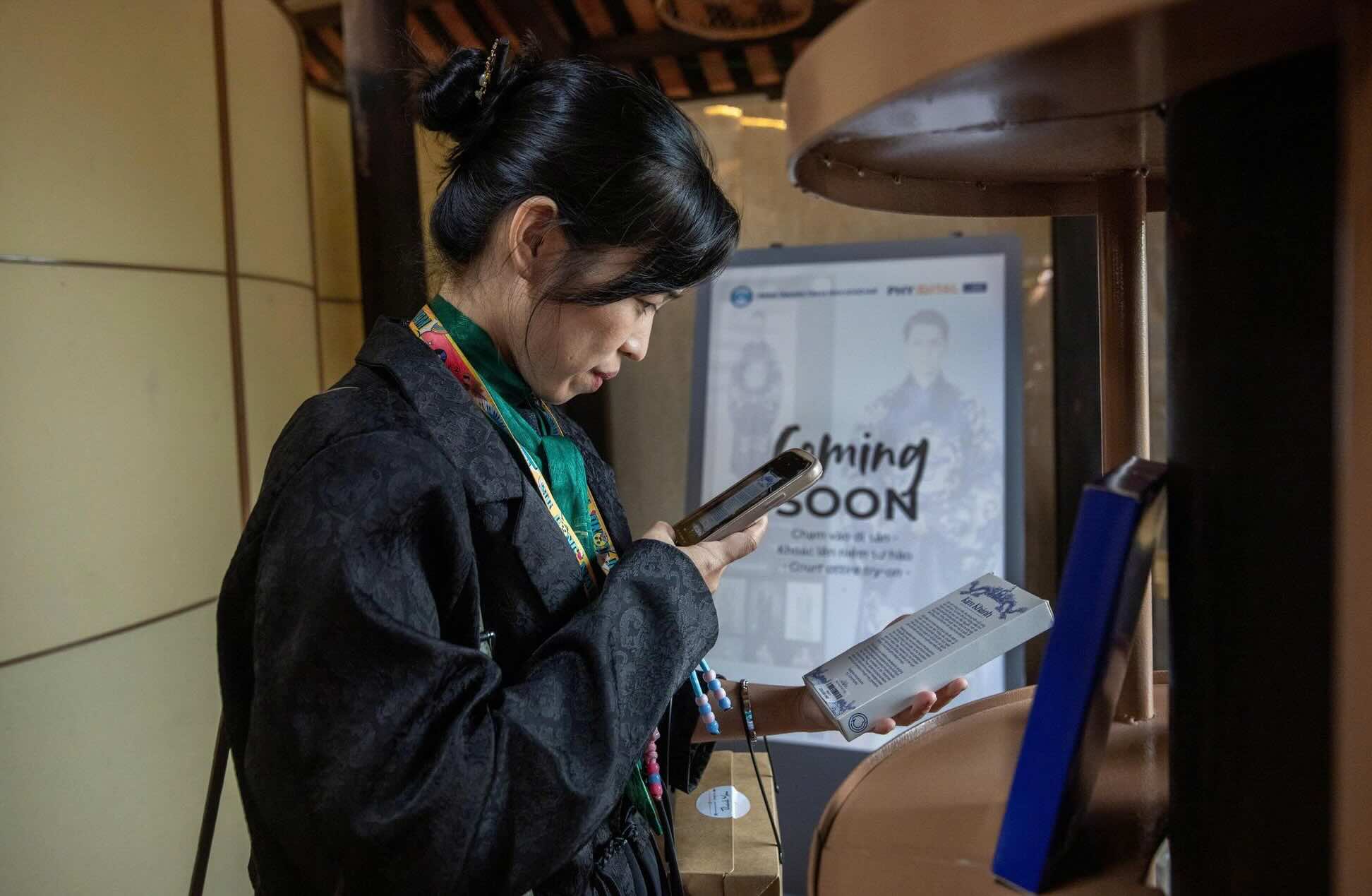 Los turistas disfrutan explorando el patrimonio de Hue a traves de la tecnologia digital. Foto: Ngo Hien