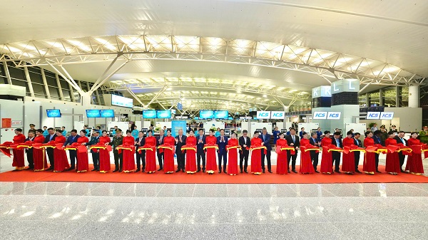 Delegates cut the ribbon to inaugurate the T2 International Passenger Terminal expansion project, Noi Bai Airport. Photo: Noi Bai