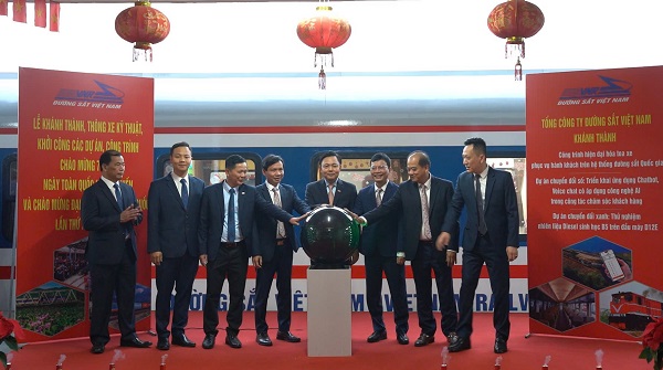 Cac dai bieu bam nut thong qua du an tai Tong Cong ty Duong sat Viet Nam. Anh: Xuyen Dong