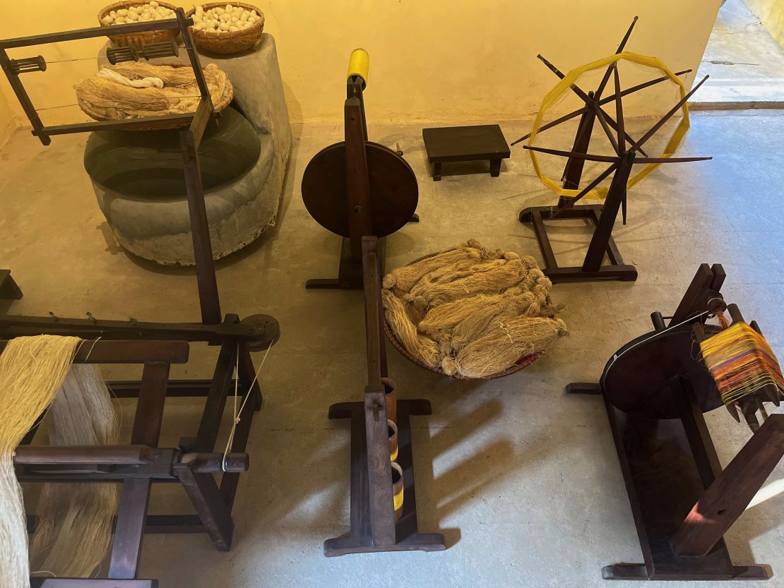 O phia sau cung trong khuon vien Nha luu niem Bac Ho co trung bay mot so hinh anh, hien vat tai “Khong gian det lua” ton vinh dat va nguoi Vinh Phuc vua nhanh nhay theo Dang lam cach mang, vua co nghe det lua noi tieng o kinh ky. Anh: Viet Van