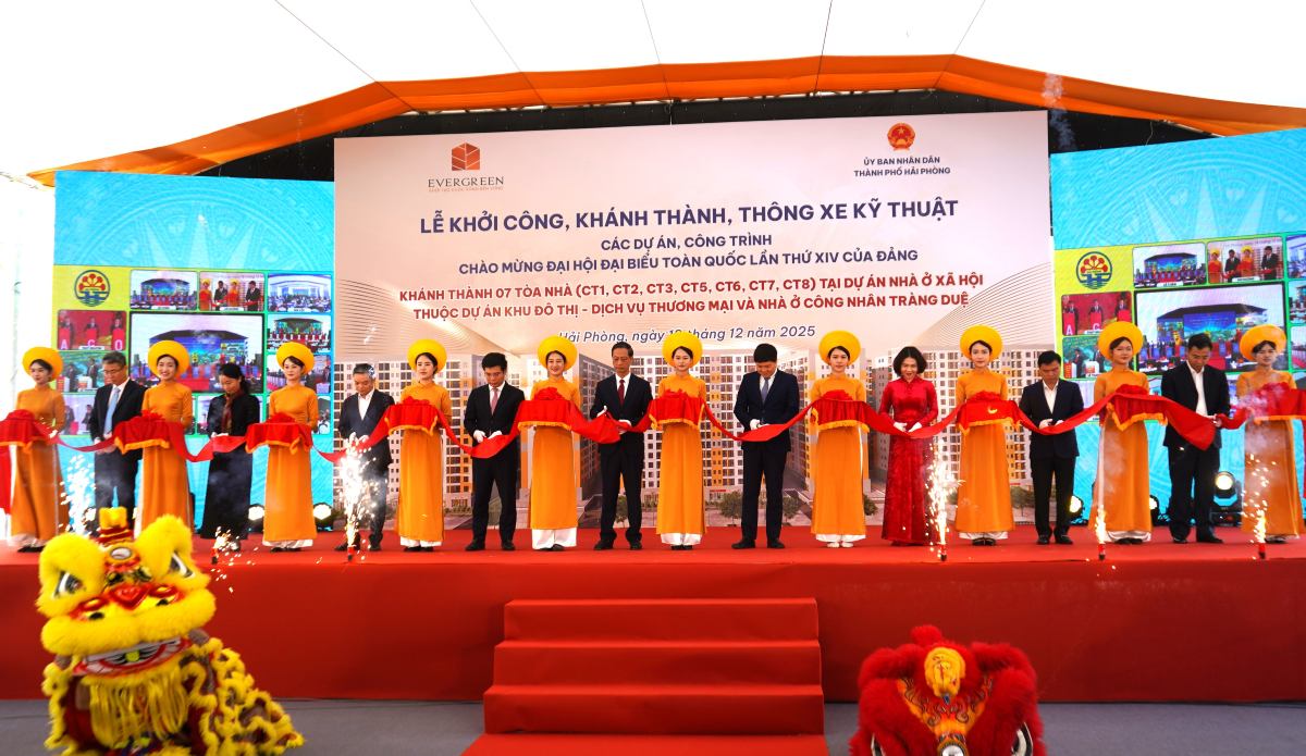 Cac dai bieu cat bang khanh thanh du an. Ảnh: Mai Dung