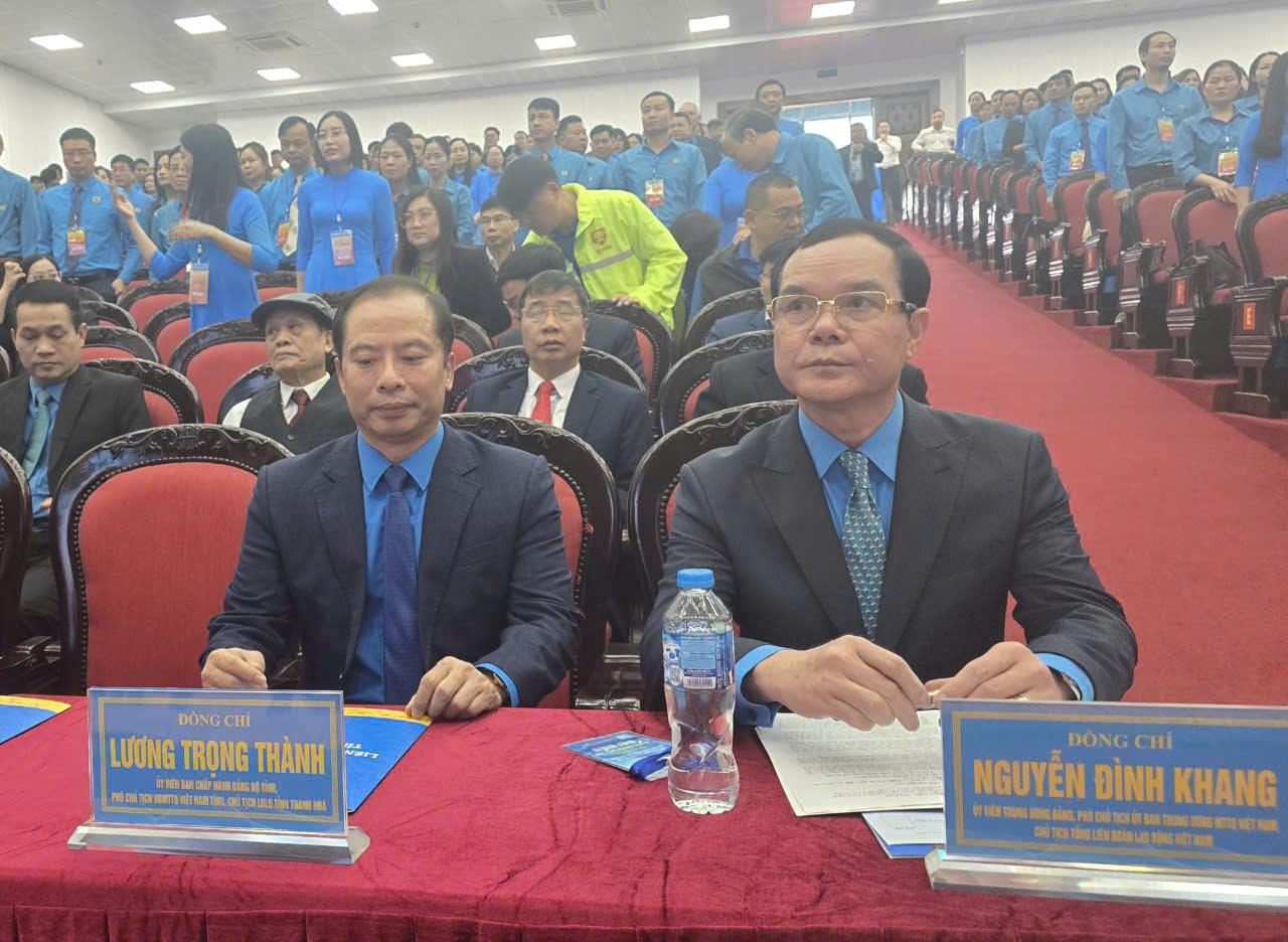 El Sr. Nguyen Dinh Khang - Vicepresidente del Comite Central del Frente de la Patria de Vietnam Presidente de la Confederacion General del Trabajo de Vietnam asistio y dirigio el I Congreso Sindical Provincial de Ninh Binh mandato 2025 - 2030. Foto: Nguyen Truong