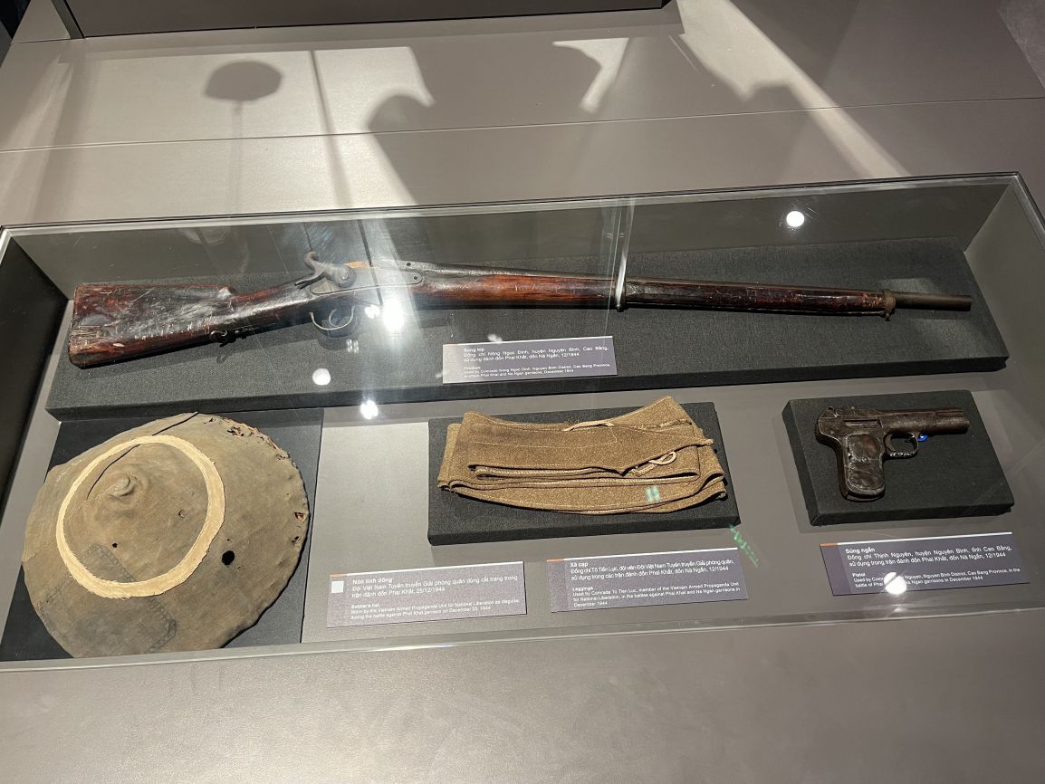 Non linh dong, xa cap, sung ngan, sung kip duoc cac dong chi su dung trong tran danh don Phai Khat, don Na Ngan, thang 12.1944. Anh: Quynh Mai